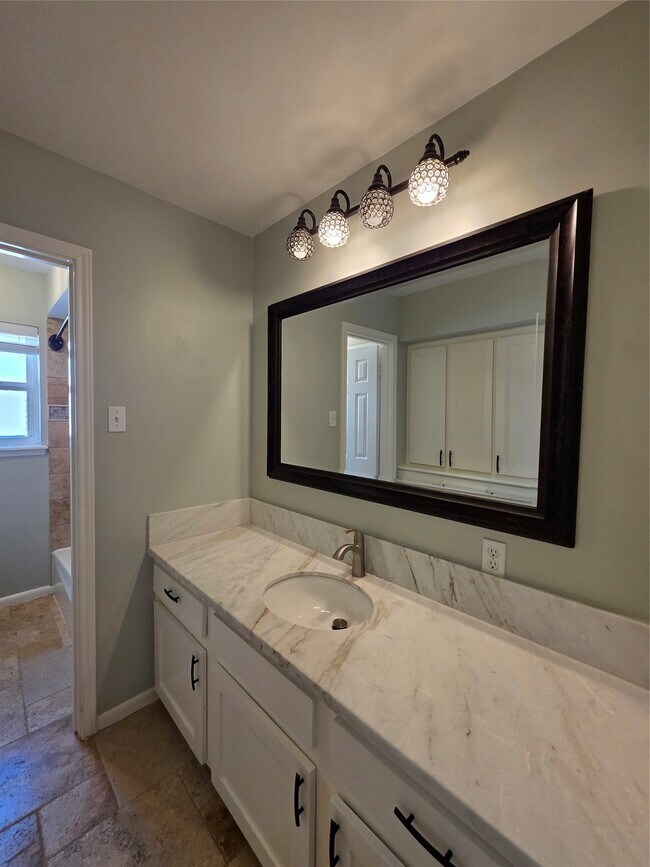 Foto del edificio - 11219 Valley Spring Dr