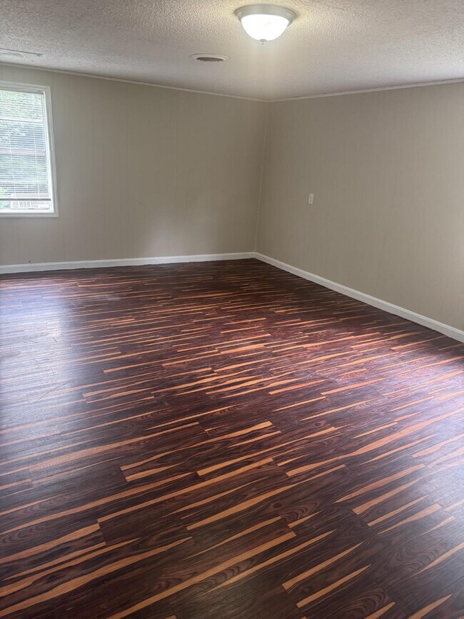 Foto del edificio - 2 Bed 1 Bath with Bonus Storage space & Large yard