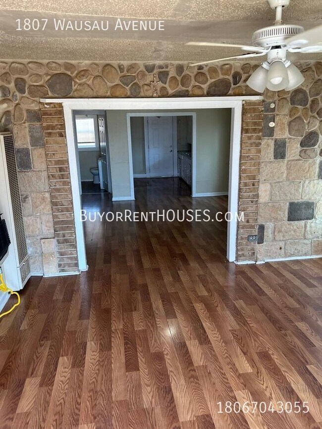 Foto del edificio - RENT is $895+ Pay $0 deposit at Move-In (S...