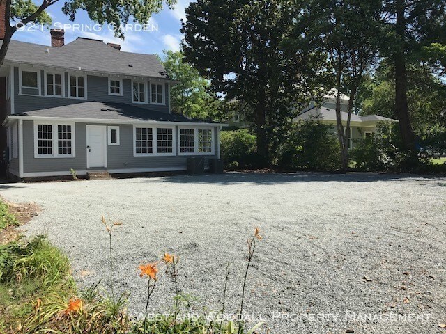 Building Photo - Spacious duplex