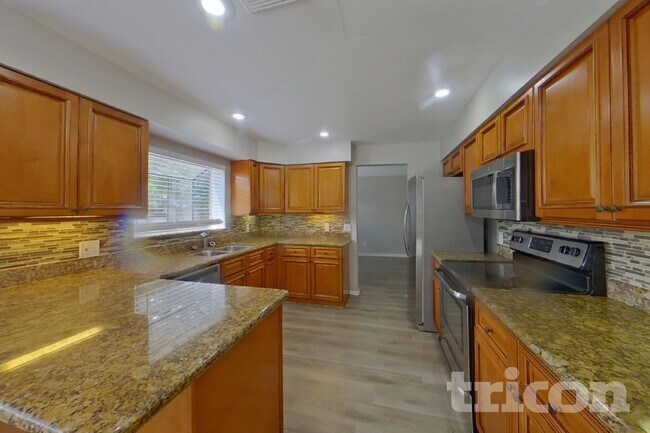 Foto del edificio - 15130 Heathridge Dr