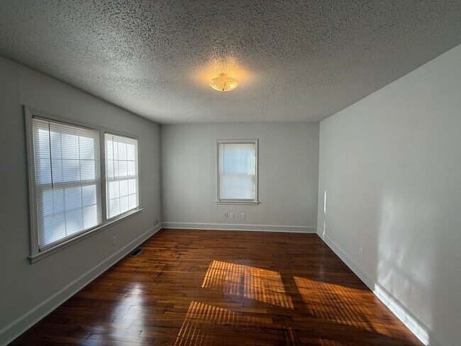 Foto del edificio - Three bedroom, 1 bath house in Burlington
