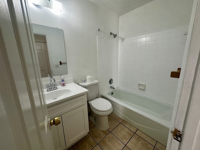 Foto del edificio - 606 Water Rd