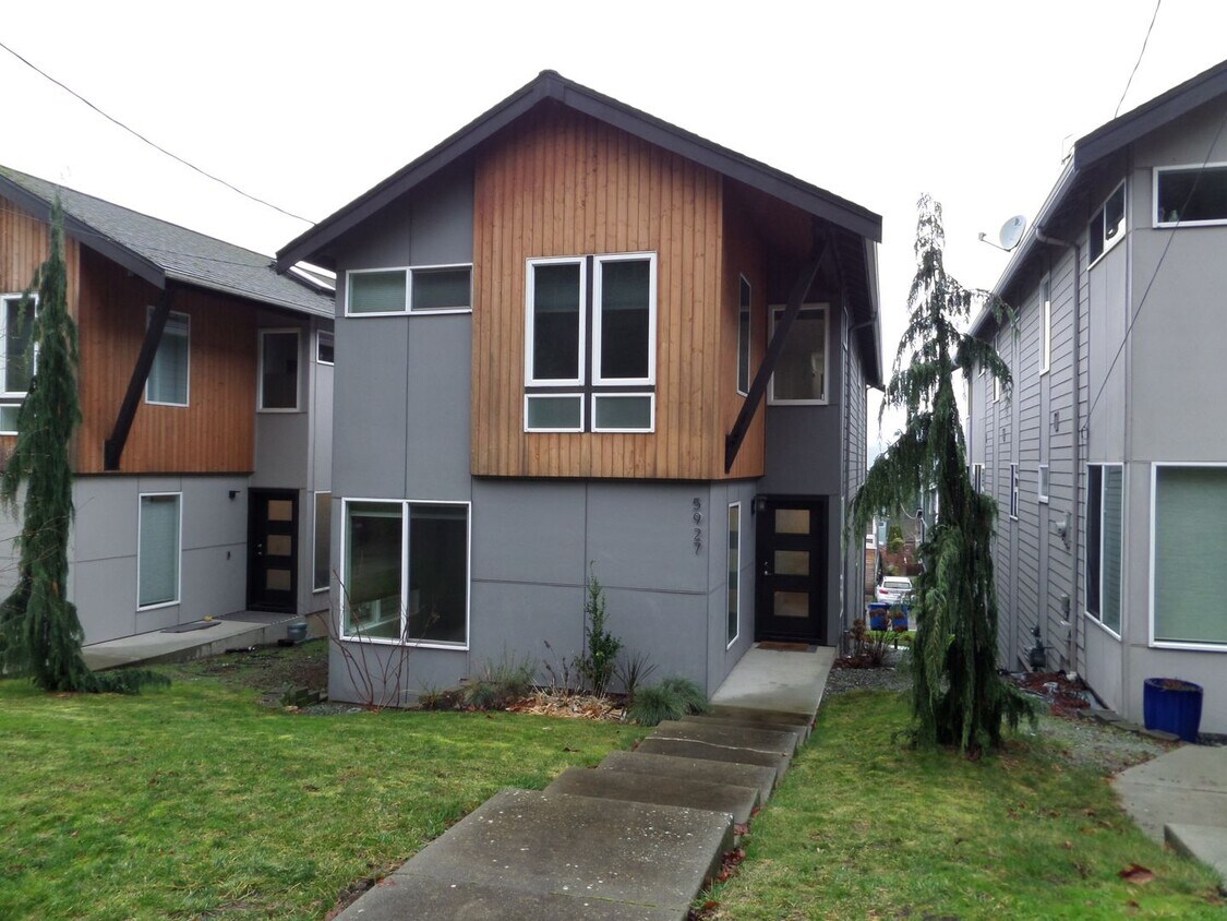 Primary Photo - Immaculate and LARGE 4-Bedroom Home in Unb...