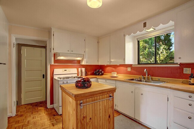 Foto del edificio - 7360 21st Ave NW