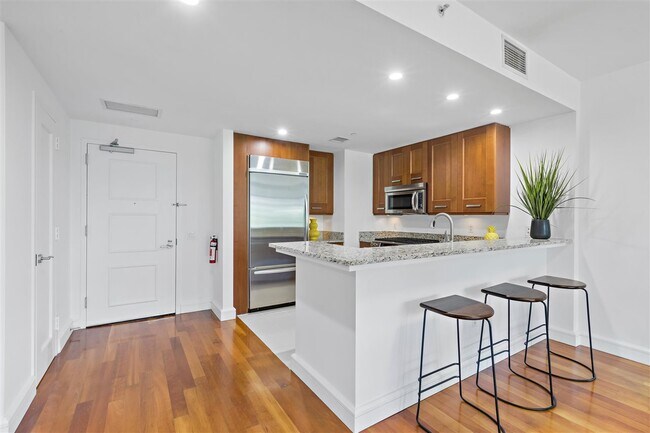 Foto del edificio - 8100 River Rd