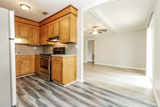 Building Photo - Charming Brick Home in Summerville
