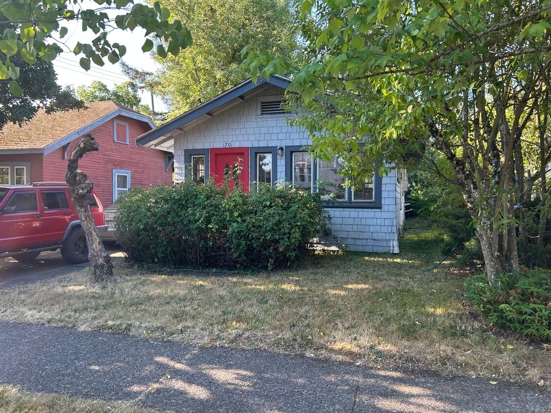 Campus House ~ 3 bed, 1 bath with Garden Area - Campus House ~ 3 bed, 1 bath with Garden Area