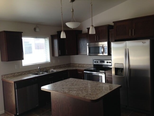 Building Photo - 3 Bed 2 Bath Twin Home