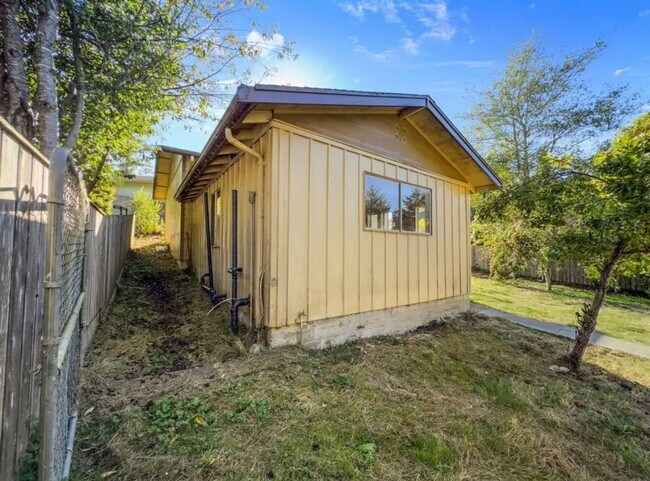 Building Photo - Beautiful remodeled Humboldt Hill home