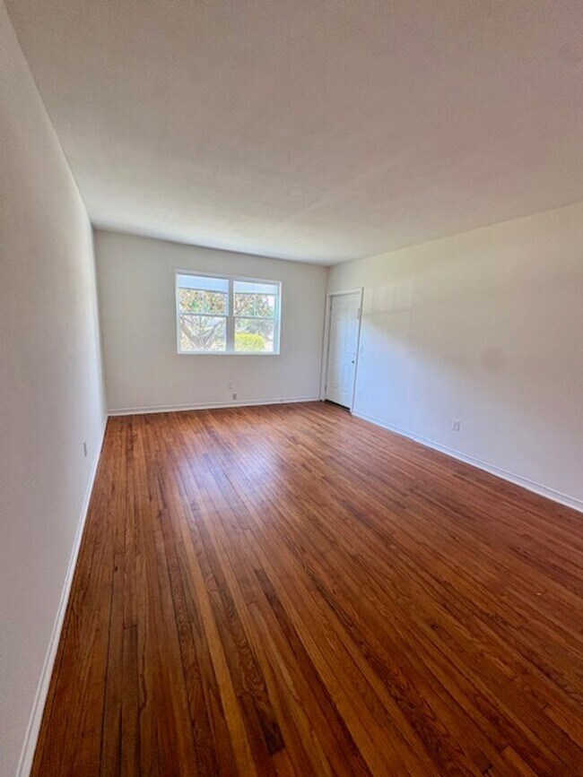 Foto del edificio - Fully Renovated Three Bedrooms Condo in South Windermere