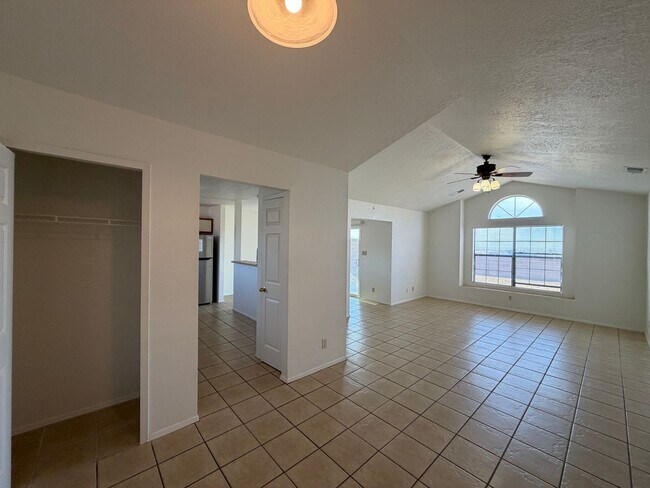 Foto del edificio - 4520 Rockaway Loop NE