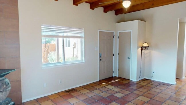 Building Photo - Sweet 3 bedroom