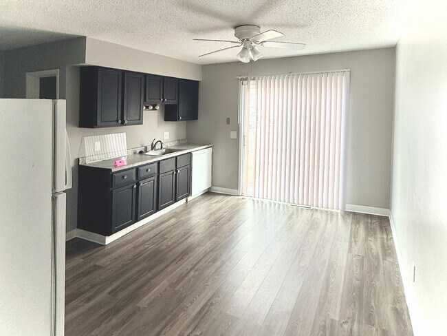 Building Photo - 5438 N Division St