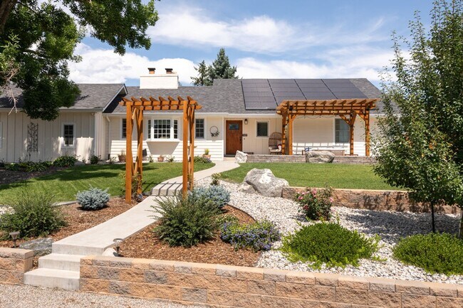 Foto del edificio - 5 Bedroom 2.5 Bath Retreat in Prime Arvada...