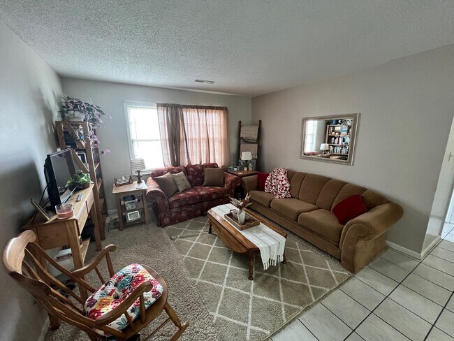 Building Photo - Pre-Leasing for 26/27 School Year