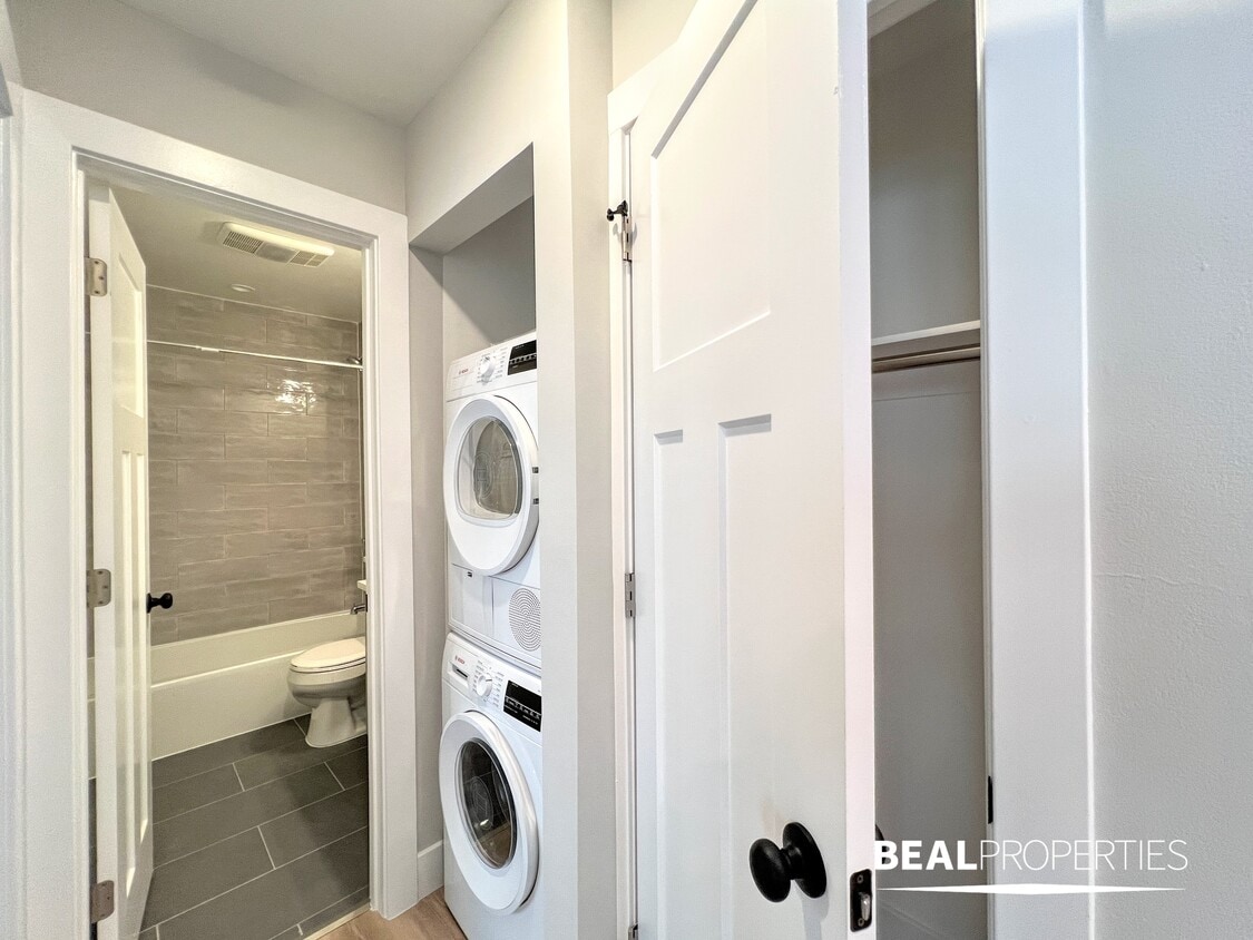 Photo - 452 W Oakdale Ave (Chicago, IL)