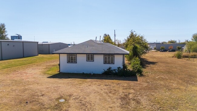 Building Photo - Charming 3 Bedroom House