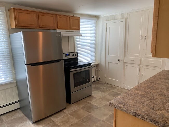 Building Photo - 3 Bedroom 1.5 Bathroom Emmaus Single in th...