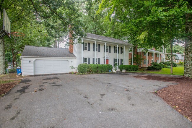 Foto del edificio - Spacious 5 BR/3.5 BA Single-Family Home in...