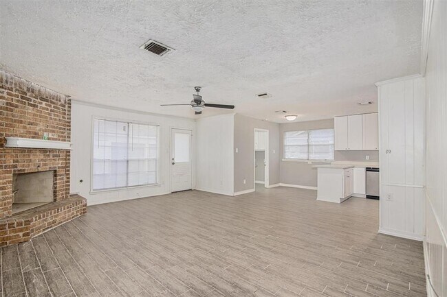 Building Photo - 23115 Canyon Lake Dr