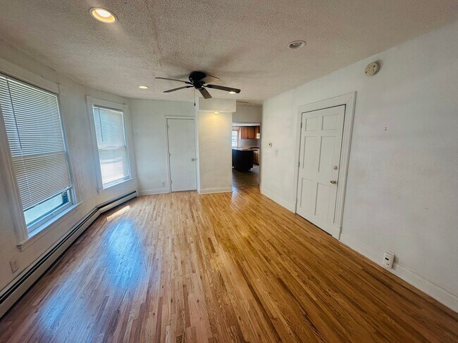 Building Photo - Charming 3 Bedroom Single Family Home Avai...