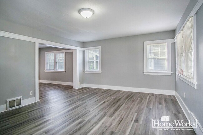 Building Photo - 1154 Portage Ave