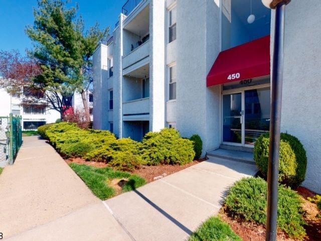 Foto del edificio - 450 River Rd