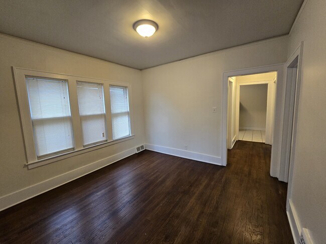Building Photo - 1035 Lakepointe St