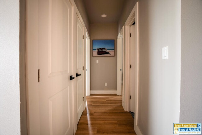 Building Photo - 111 W Sunny Isle Dr