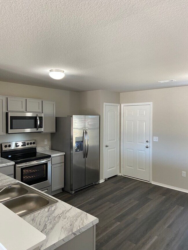 Foto del edificio - *AVAILABLE NOW! No Hidden Fees!* Three Bedroom | Two Bath Home in Conrad Court