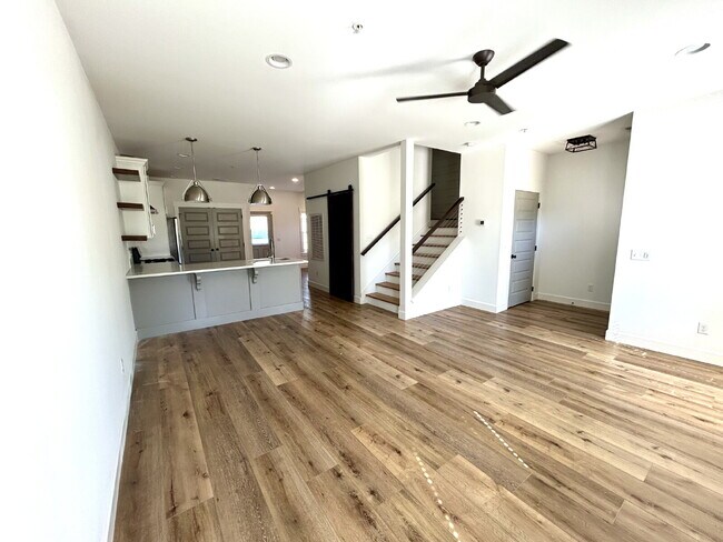 Foto del edificio - Modern 3-Bedroom 3-Story Apartment with a ...