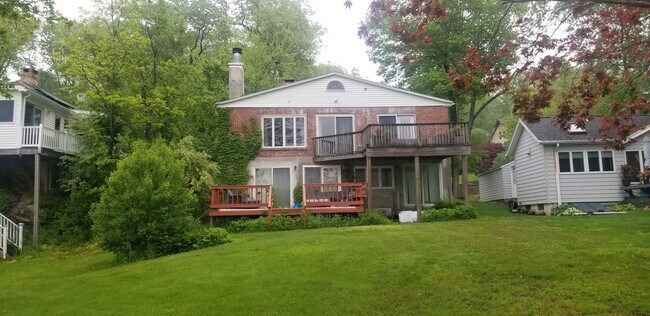 De pie con el lago a tus espaldas, vista de casa. - 220 Shore Dr