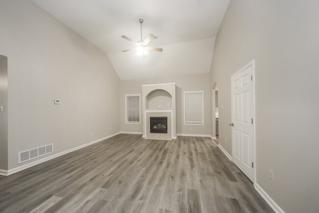 Building Photo - 6164 Kingsview Dr