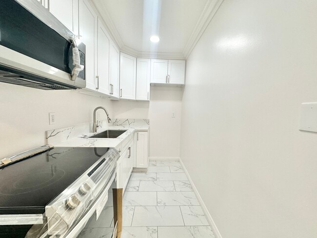 Building Photo - 14026 Oxnard St