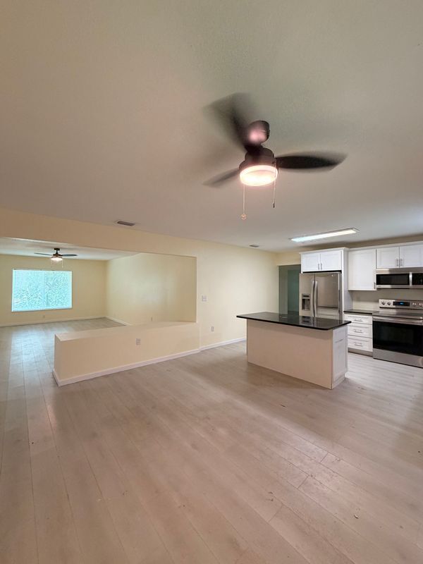 Foto del edificio - 305 W Country Club Dr