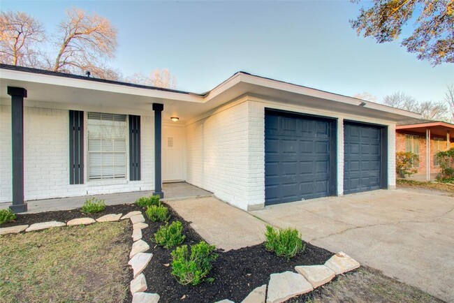 Building Photo - 9726 La Vista Dr