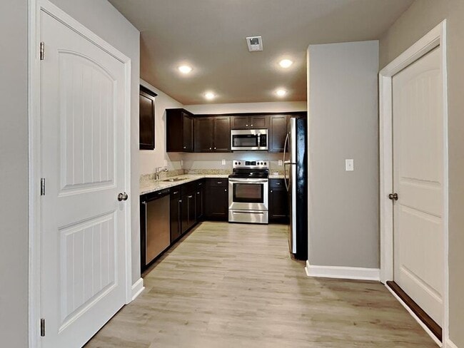 Building Photo - 209 SW Sunflower St