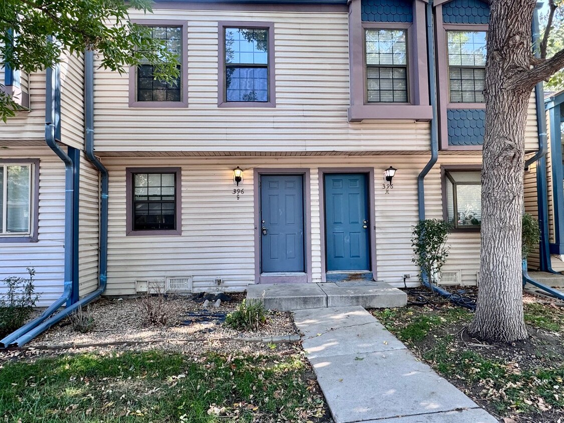 Primary Photo - Well Maintained 2 BR/1BA Townhome Convenie...