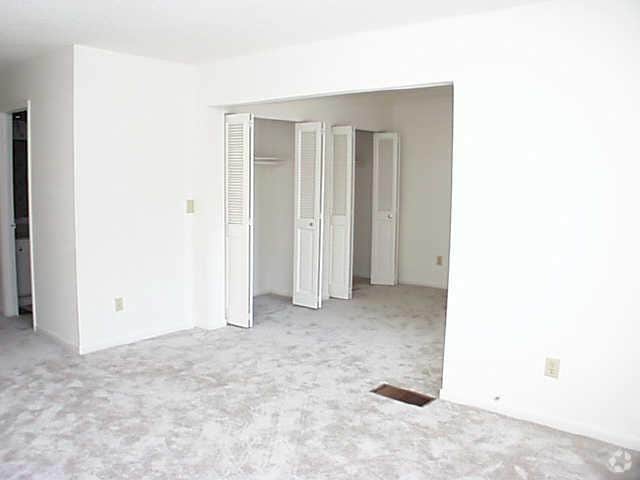 Bedroom - Shorewood at Raintree