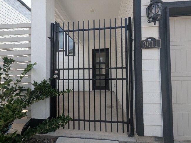 Foto del edificio - 3011 Skyrock Dr