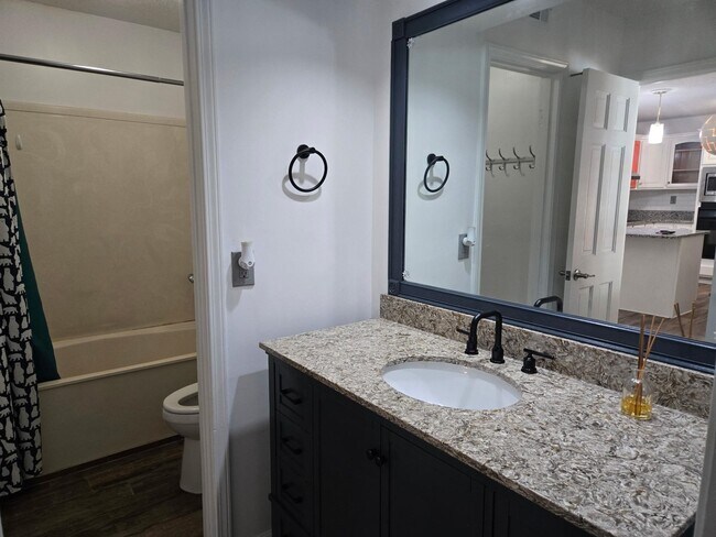 Foto del edificio - 8028 Bandye Ln