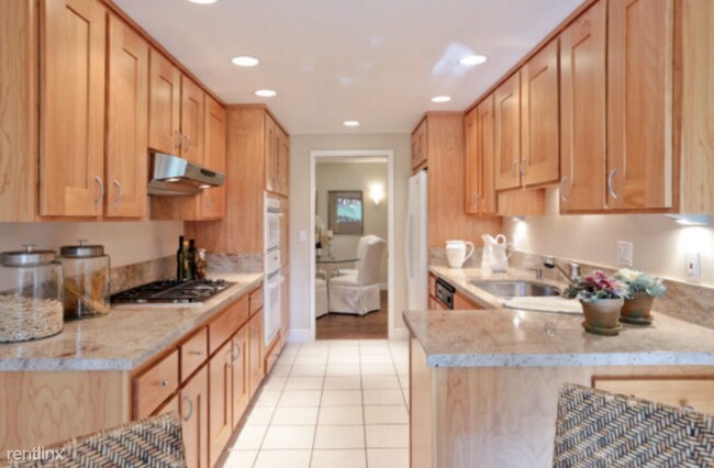 Building Photo - 3 br, 2.5 bath Townhome - 584 Sand Hill Ci...