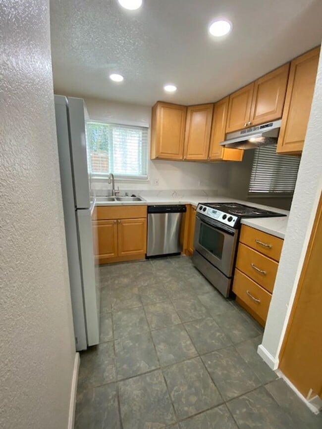 Building Photo - 118 Raleigh Dr