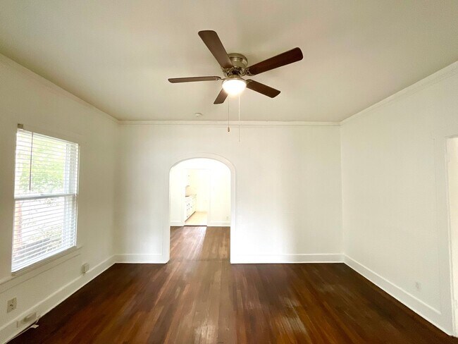 Foto del edificio - *MOVE IN SPECIAL* 1 Bedroom 1 Bath with Original Hardwood Flooring!