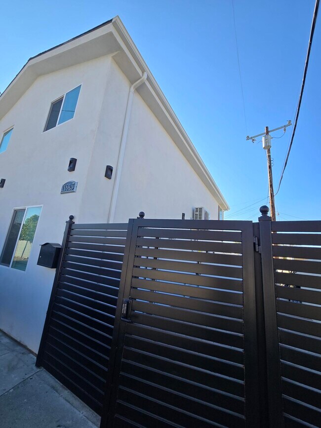 Foto del edificio - 11015 Califa St