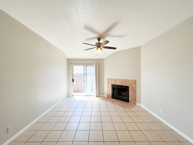 Foto del edificio - 3207 Raven Dr