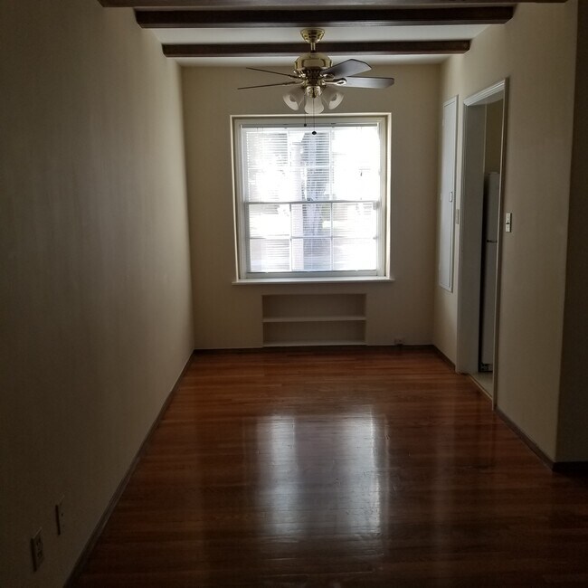 Foto del edificio - 1279 E Washington Blvd