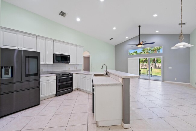 Building Photo - 500 N Cypress Dr