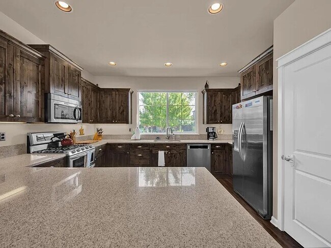 Building Photo - Furnished month to month 4 bedroom